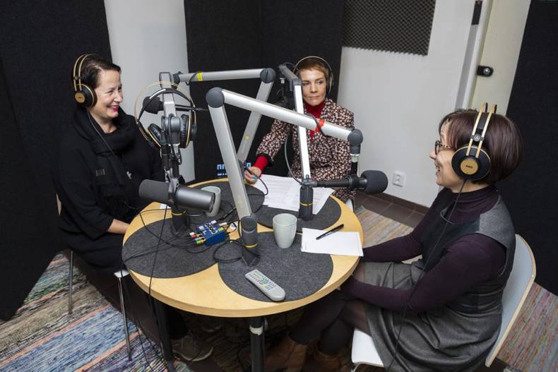 Suvi-Anne Siimes, Maria Veitola ja Karina Jutila keskustelevat elämän riskeistä.