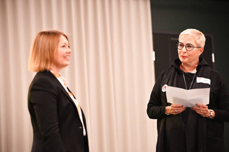 Elina Moisio ja Suvi-Anne Siimes keskustelemassa.