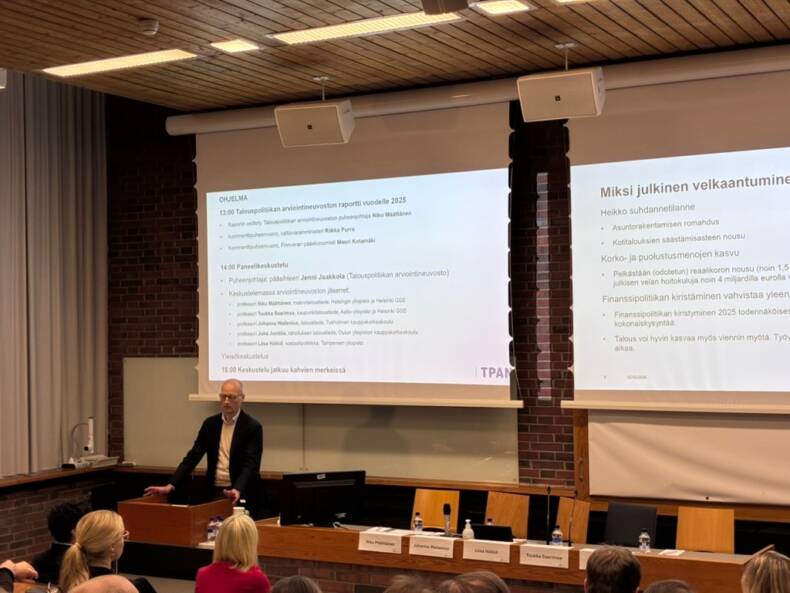 Talouspolitiikan arviointineuvoston puheenjohtaja Niku Määttänen esittelee neuvoston raporttia.