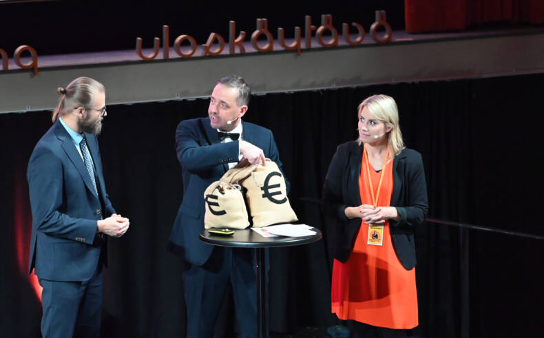 Kuvassa valtiovarainministeriön Mika Niemelä, juontaja Riku Siivonen ja Telan Saara-Sofia Sirén.